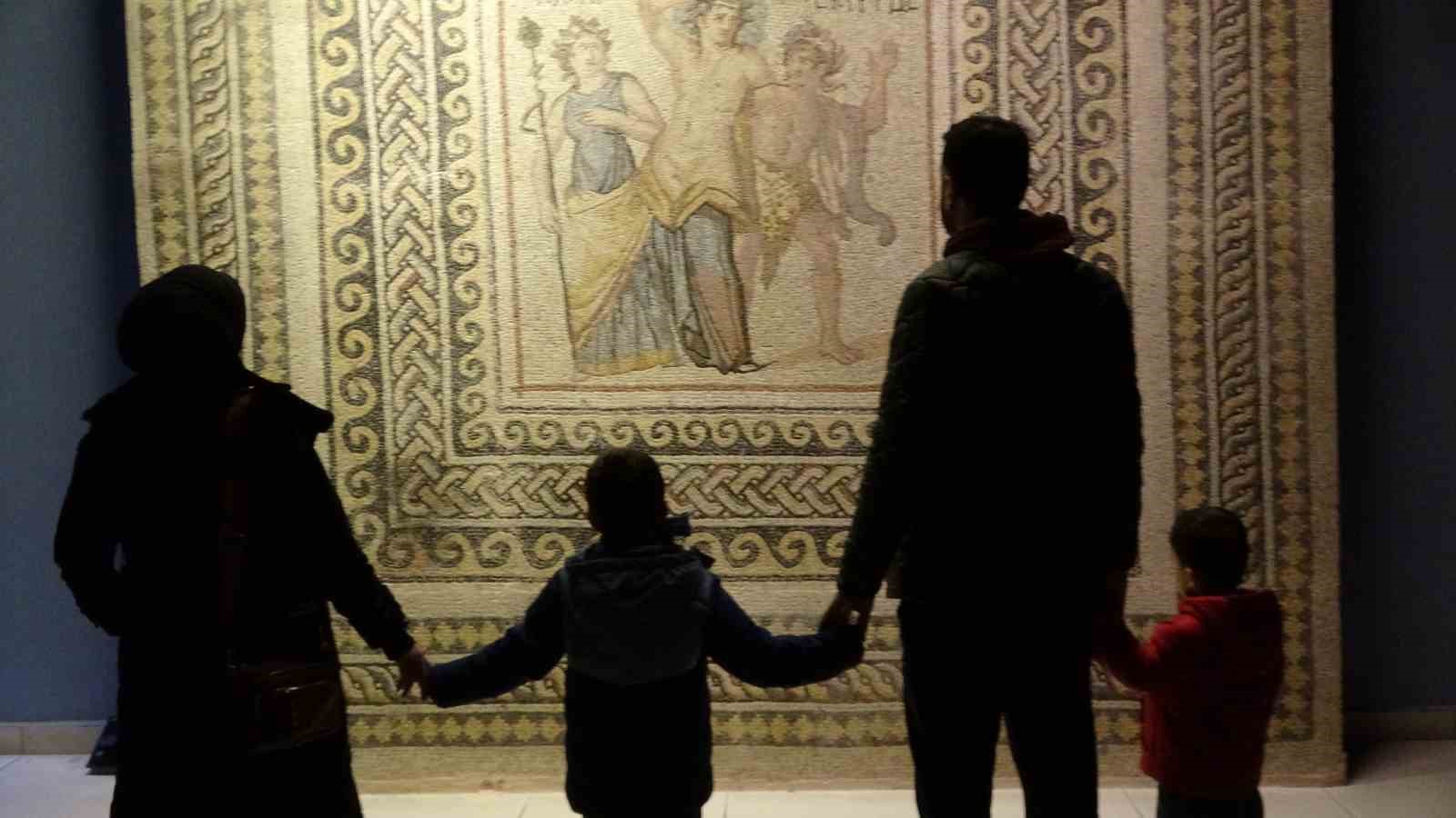 Zeugma Mozaik Müzesi’nde bayram yoğunluğu
Zeugma Mozaik Müzesi’nde bayram yoğunluğu