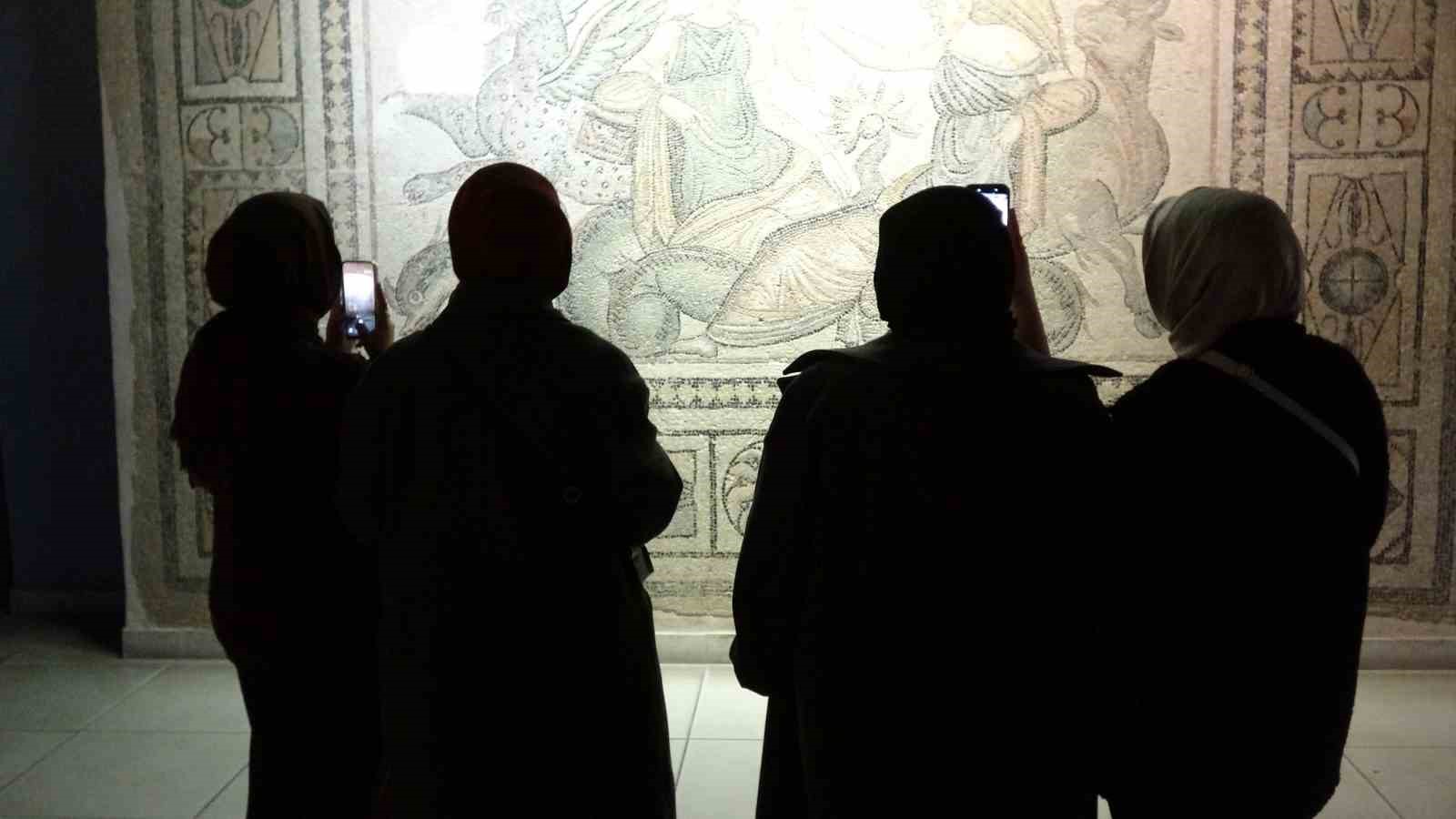 Zeugma Mozaik Müzesi’nde bayram yoğunluğu
Zeugma Mozaik Müzesi’nde bayram yoğunluğu