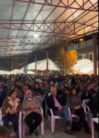 Zeybek oynamak için sahneye çıkan belediye başkanı saniyelerle kurtuldu... Sahnenin çökme anı kamerada
