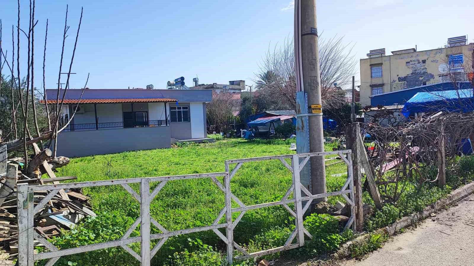 Zeydan Karalar’ın teyzesinin vekalet verdiği şahıs kaçak ev yaptırdı
Zeydan Karalar’ın teyzesinin vekalet verdiği şahıs kaçak ev yaptırdı