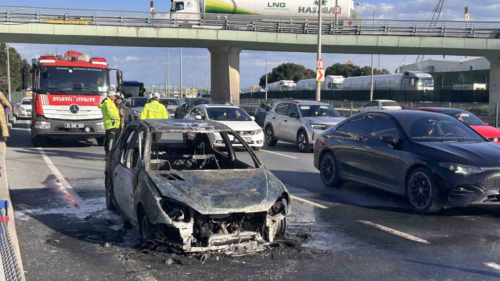 Zeytinburnu sahil yolunda otomobil alev alev yandı
