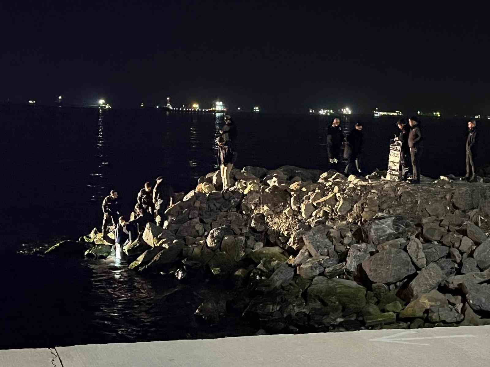 Zeytinburnu sahilinde denizde anne ve kızın cesedi bulundu
