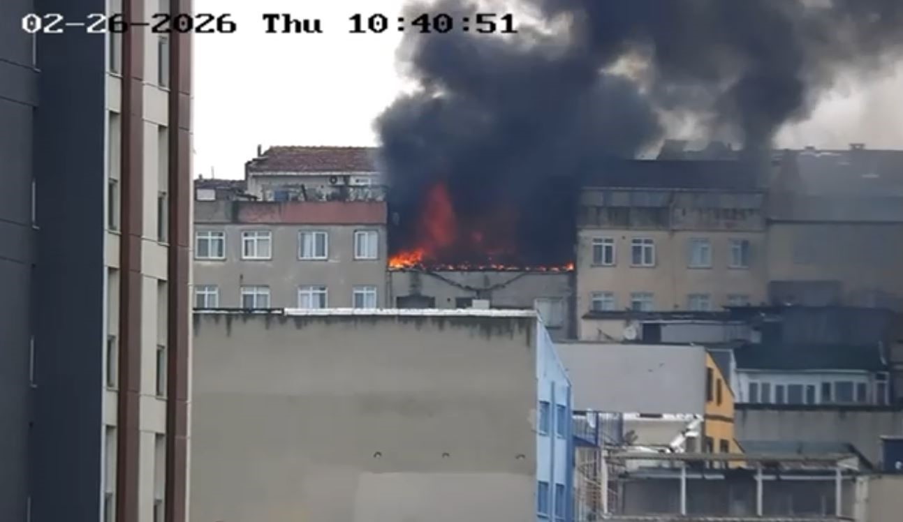 Zeytinburnu’nda 6 katlı binadan alevler yükseldi
