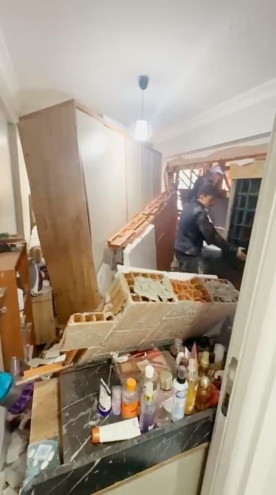 Zeytinburnu’nda beton dökme çalışması sırasında yan binanın duvarı çöktü
