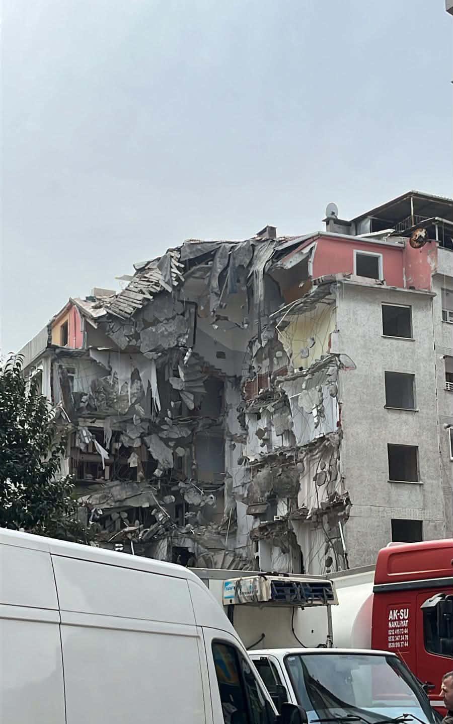 Zeytinburnu’nda bina yıkımı sırasında kopan parça çocuğun kafasına düştü: 1 ölü
