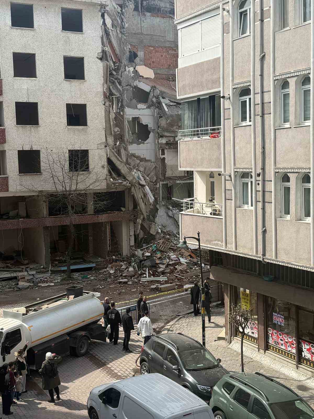 Zeytinburnu’nda bina yıkımı sırasında kopan parça çocuğun kafasına düştü: 1 ölü
