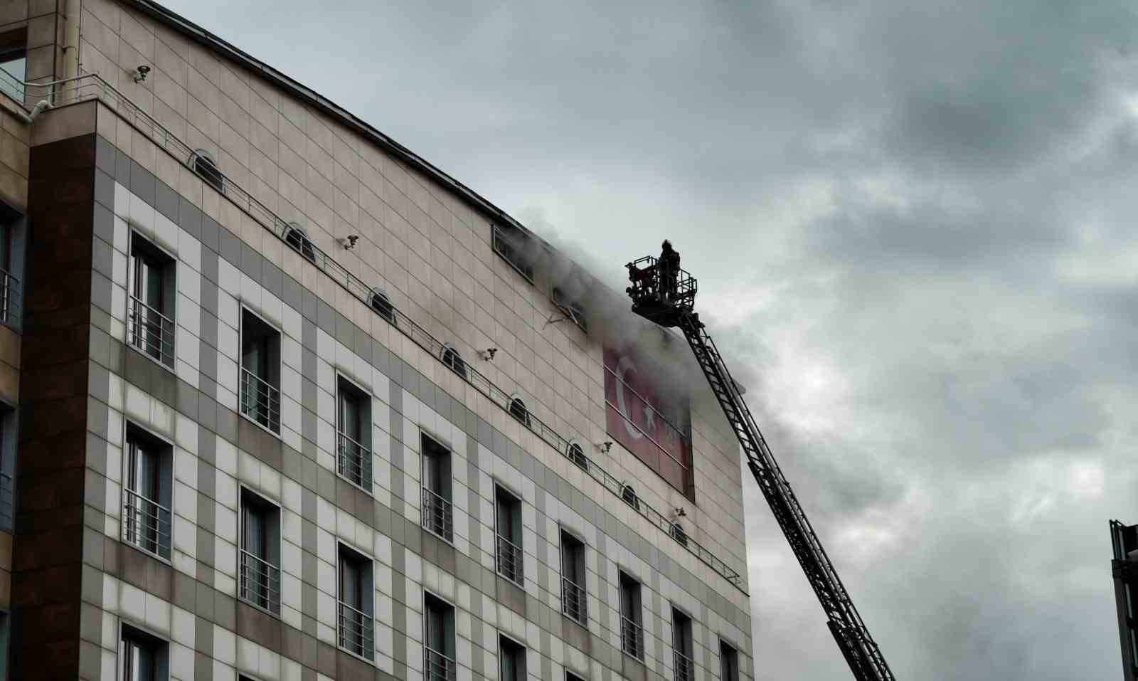 Zeytinburnu’nda bulunan polisevinin çatısında bilinmeyen bir nedenle yangın çıktı. Olay yerine çok sayıda itfaiye ekibi sevk edildi, ekiplerin söndürme çalışması sürüyor.
