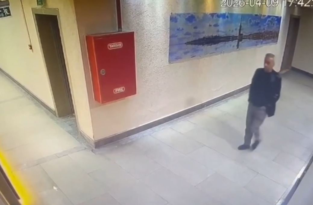 Zeytinburnu’nda eski eşini ve kızını öldüren zanlı tutuklandı
Zeytinburnu’nda eski eşini ve kızını öldüren zanlı tutuklandı