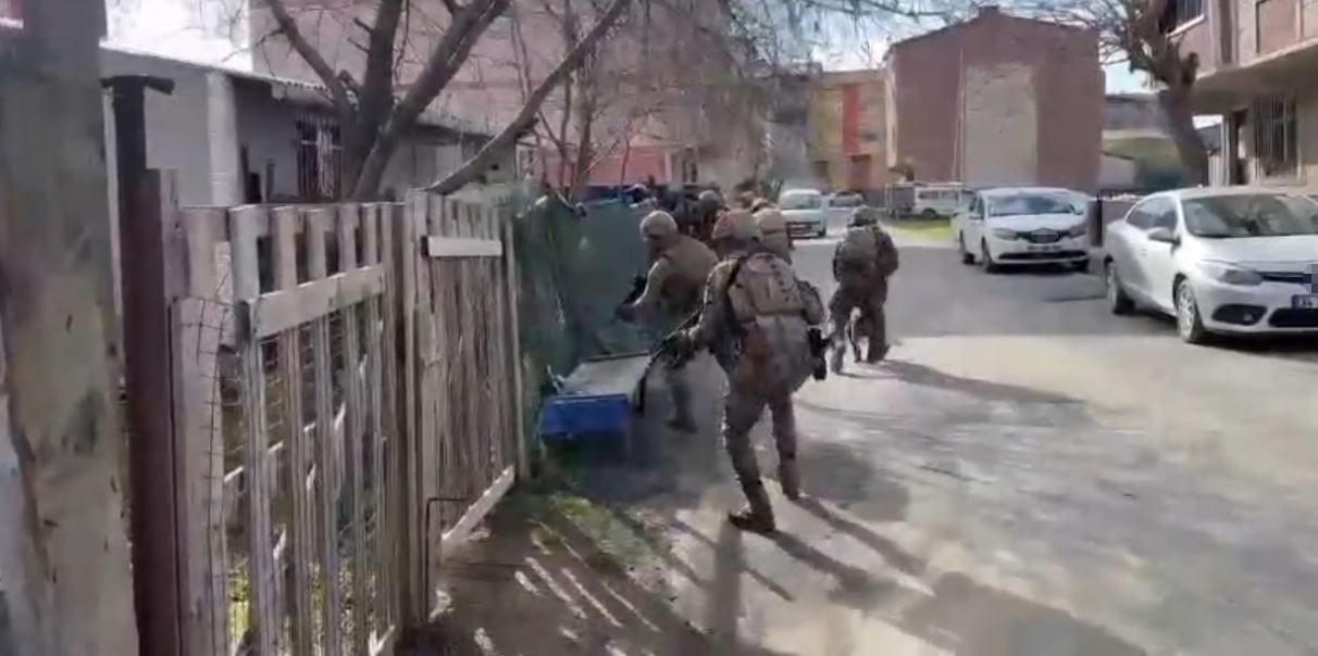 Zeytinburnu’nda eski eşini ve kızını öldüren zanlı tutuklandı
Zeytinburnu’nda eski eşini ve kızını öldüren zanlı tutuklandı