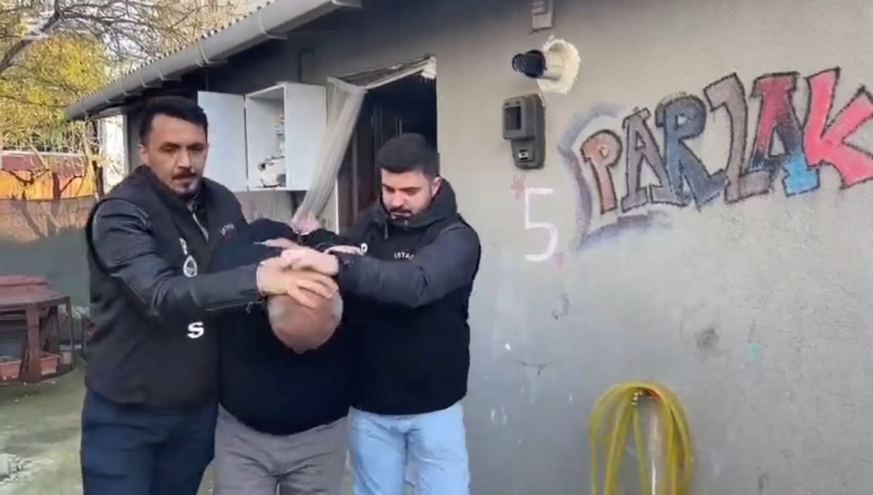 Zeytinburnu’nda eski eşini ve kızını öldüren zanlı tutuklandı
Zeytinburnu’nda eski eşini ve kızını öldüren zanlı tutuklandı