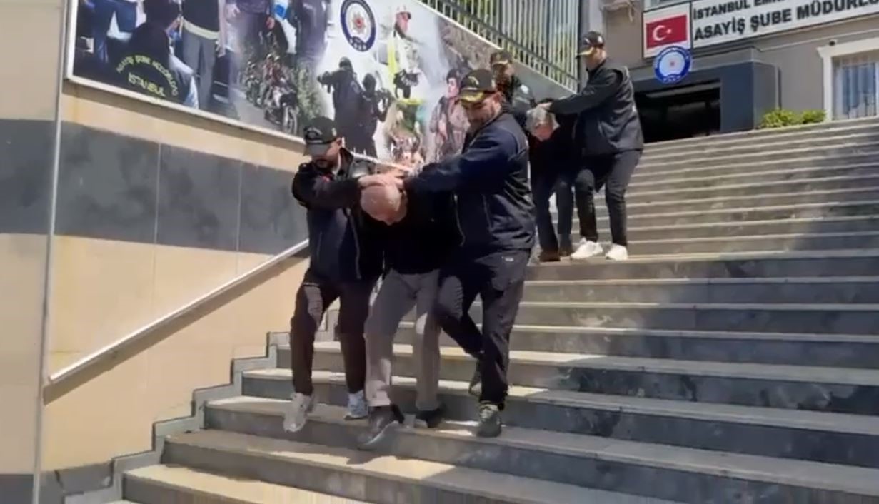 Zeytinburnu’nda eski eşini ve kızını öldüren zanlı tutuklandı
Zeytinburnu’nda eski eşini ve kızını öldüren zanlı tutuklandı