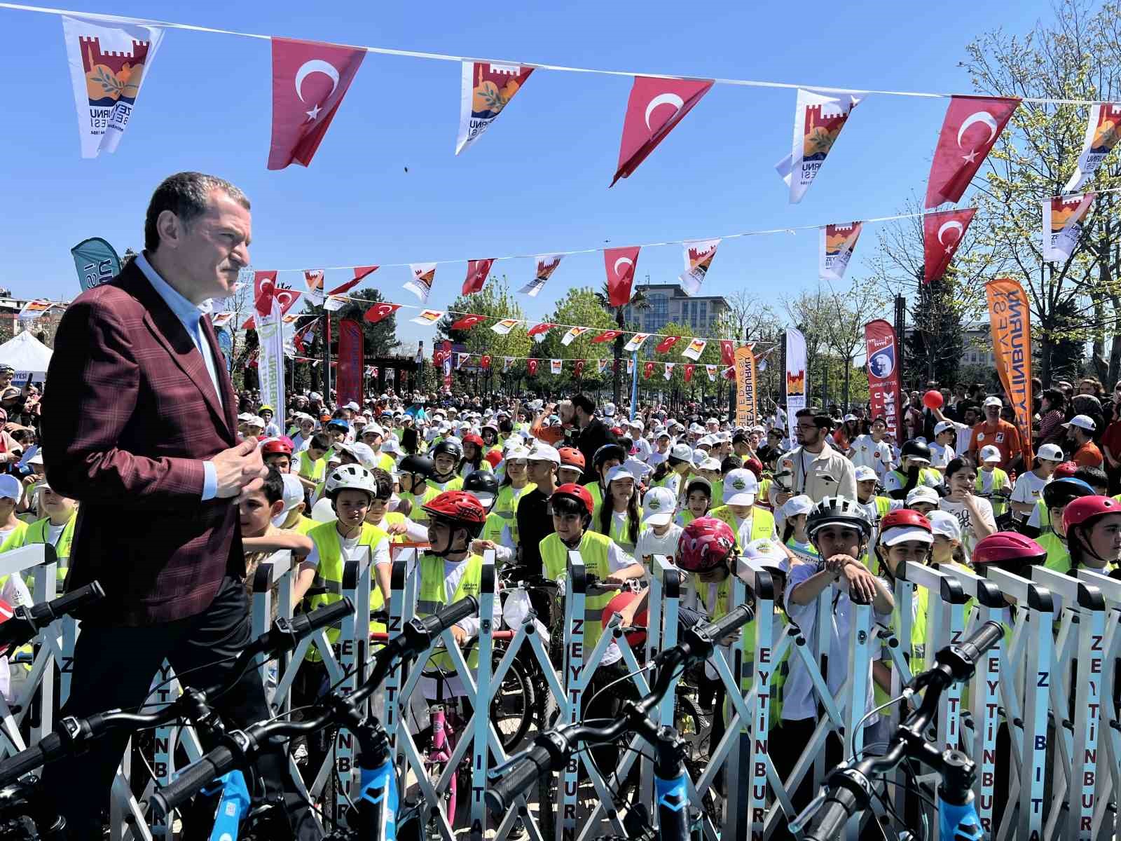 Zeytinburnu’nda "Mektepten Meclise Pedal" bisiklet turu renkli görüntülere sahne oldu
