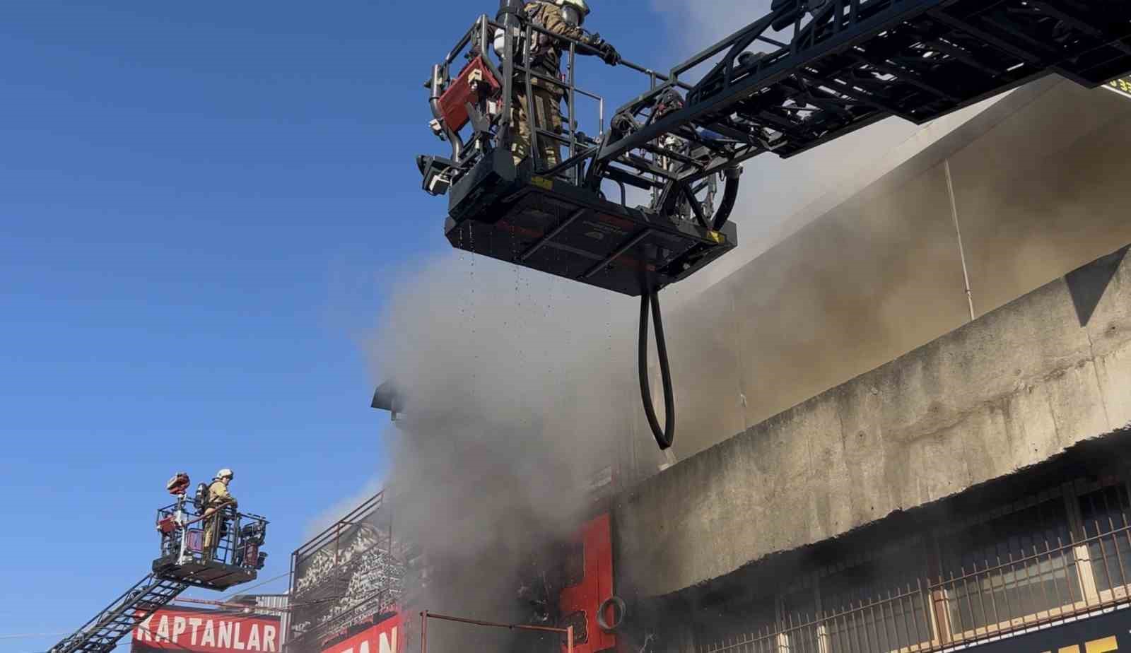 Zeytinburnu’nda sanayide çıkan yangın havadan görüntülendi
