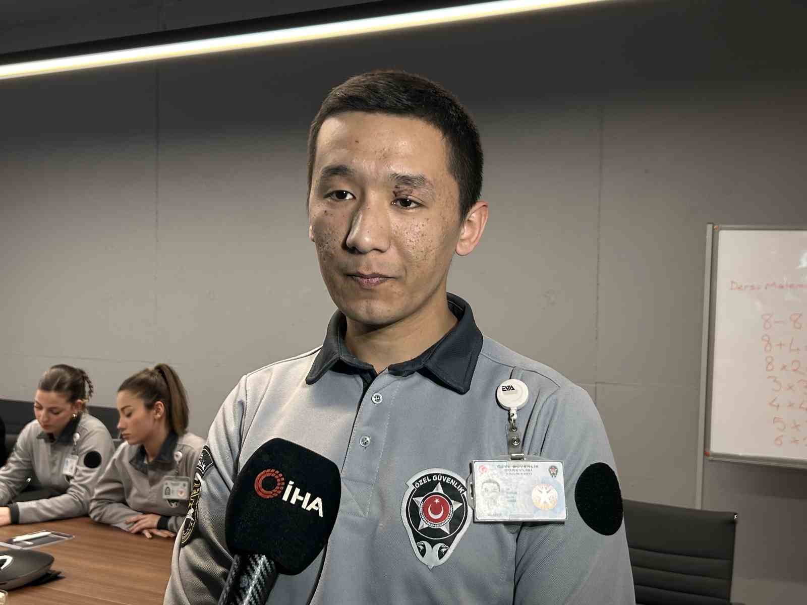 Zeytinburnu’ndaki lüks siteye getirilen kargo paketinin bomba gibi patladığı anların görüntüleri çıktı
