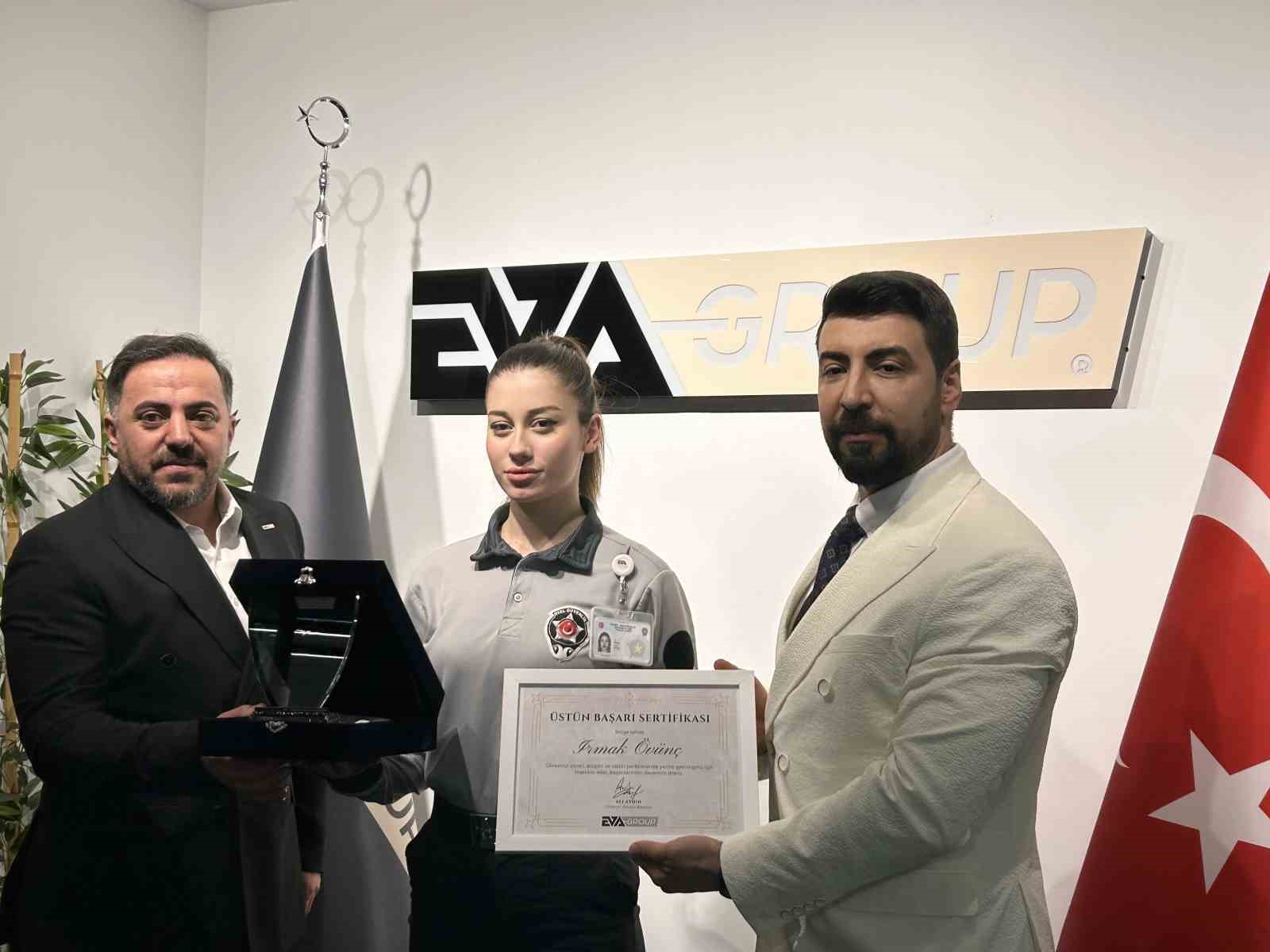 Zeytinburnu’ndaki lüks siteye getirilen kargo paketinin bomba gibi patladığı anların görüntüleri çıktı
