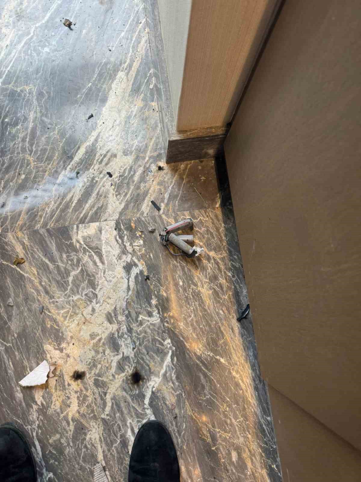 Zeytinburnu’ndaki lüks siteye getirilen kargo paketinin bomba gibi patladığı anların görüntüleri çıktı
