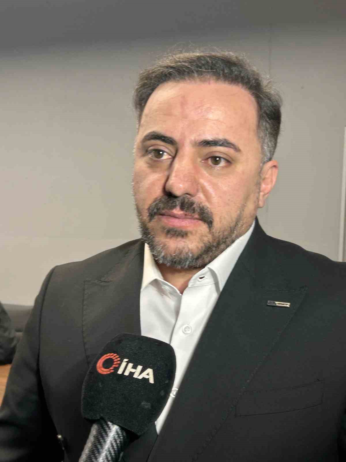 Zeytinburnu’ndaki lüks siteye getirilen kargo paketinin bomba gibi patladığı anların görüntüleri çıktı
