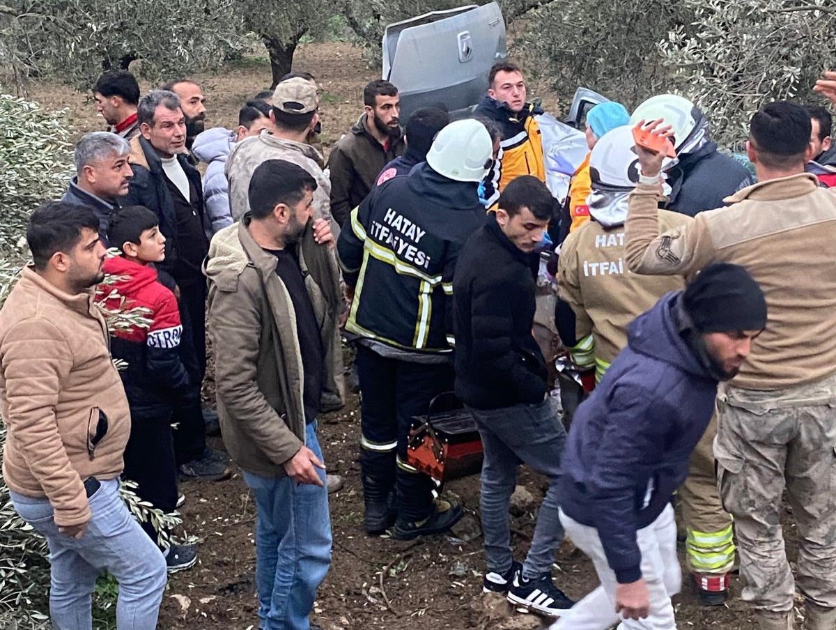 Zeytinliğe uçan otomobilin sürücüsü yaralandı
