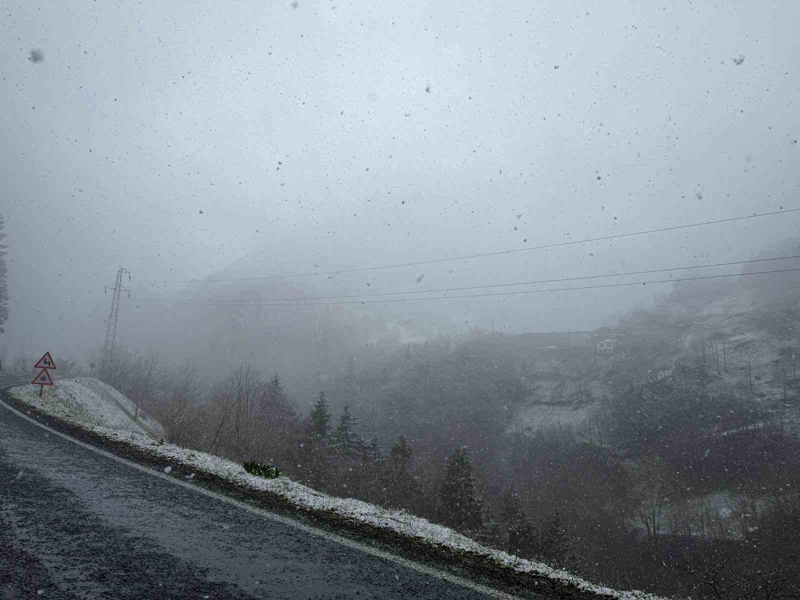 Zigana Dağı’nın yüksek kesimlerinde Nisan ayının ortasında lapa lapa kar süprizi
