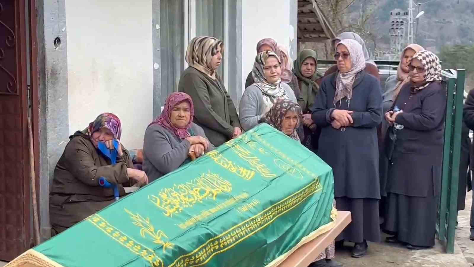 Zihinsel engelli anne ve 2 oğlu ortada kaldı
