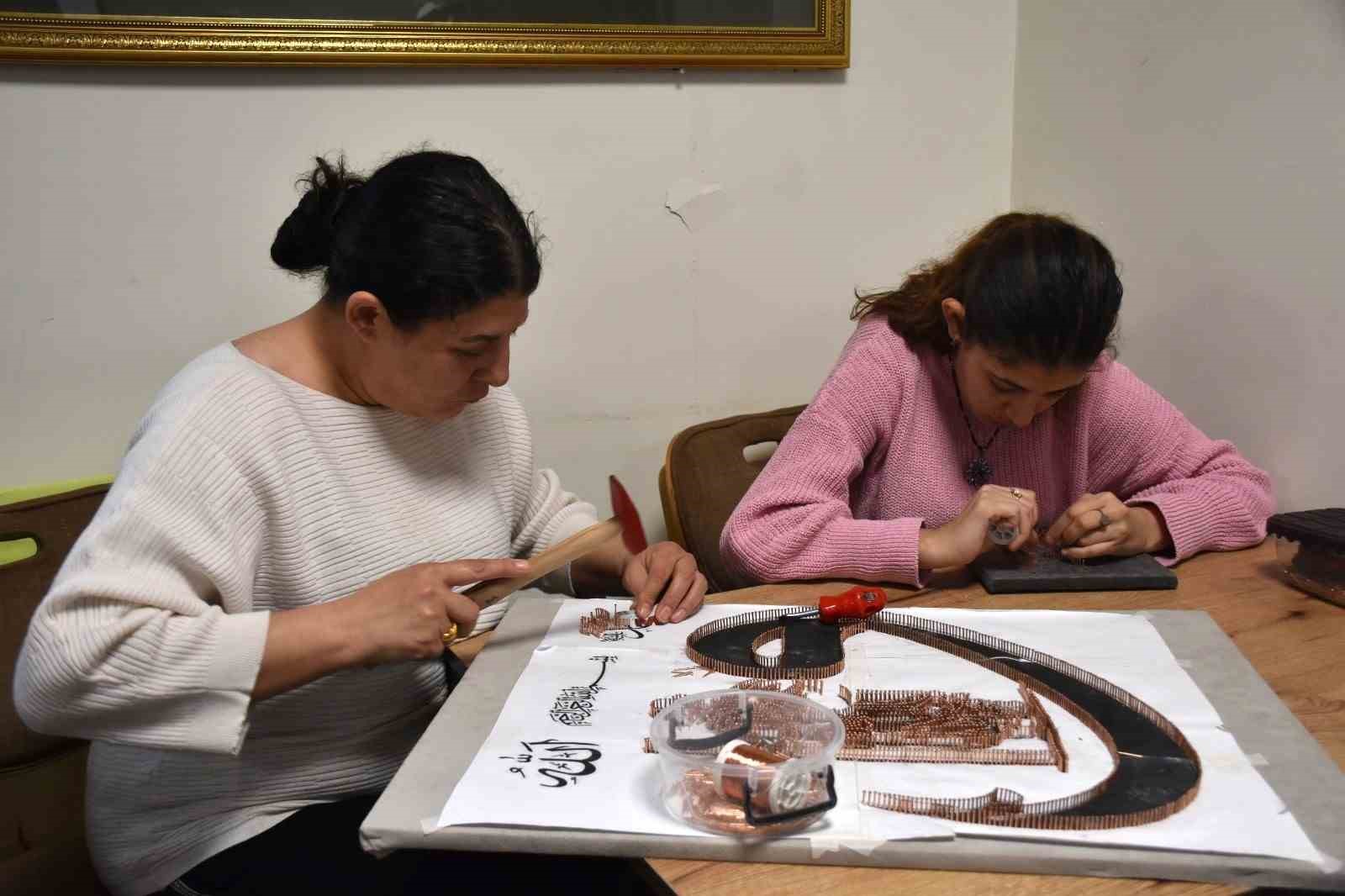 Zihinsel engelli Beyza filografi sanatıyla hayata tutunuyor
Zihinsel engelli Beyza filografi sanatıyla hayata tutunuyor