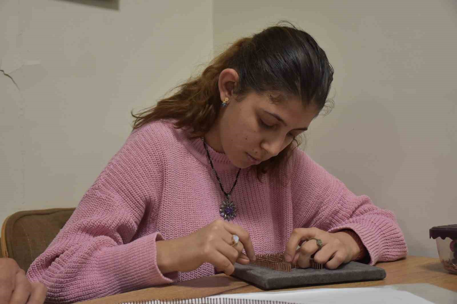 Zihinsel engelli Beyza filografi sanatıyla hayata tutunuyor
Zihinsel engelli Beyza filografi sanatıyla hayata tutunuyor