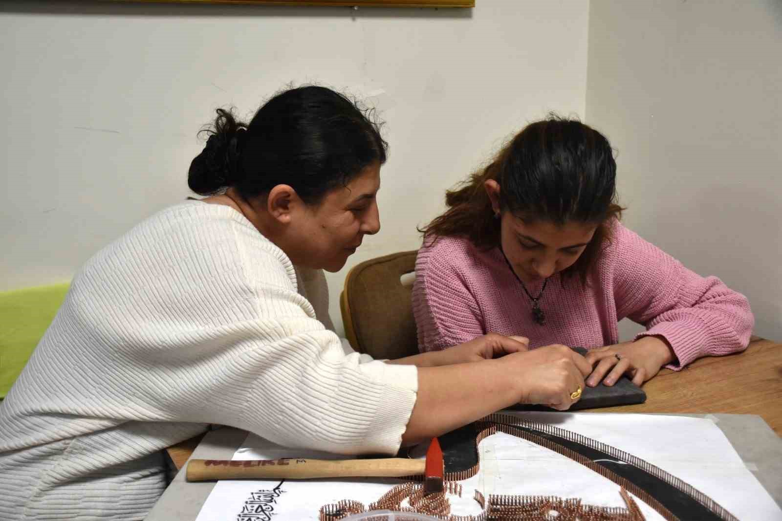 Zihinsel engelli Beyza filografi sanatıyla hayata tutunuyor
Zihinsel engelli Beyza filografi sanatıyla hayata tutunuyor