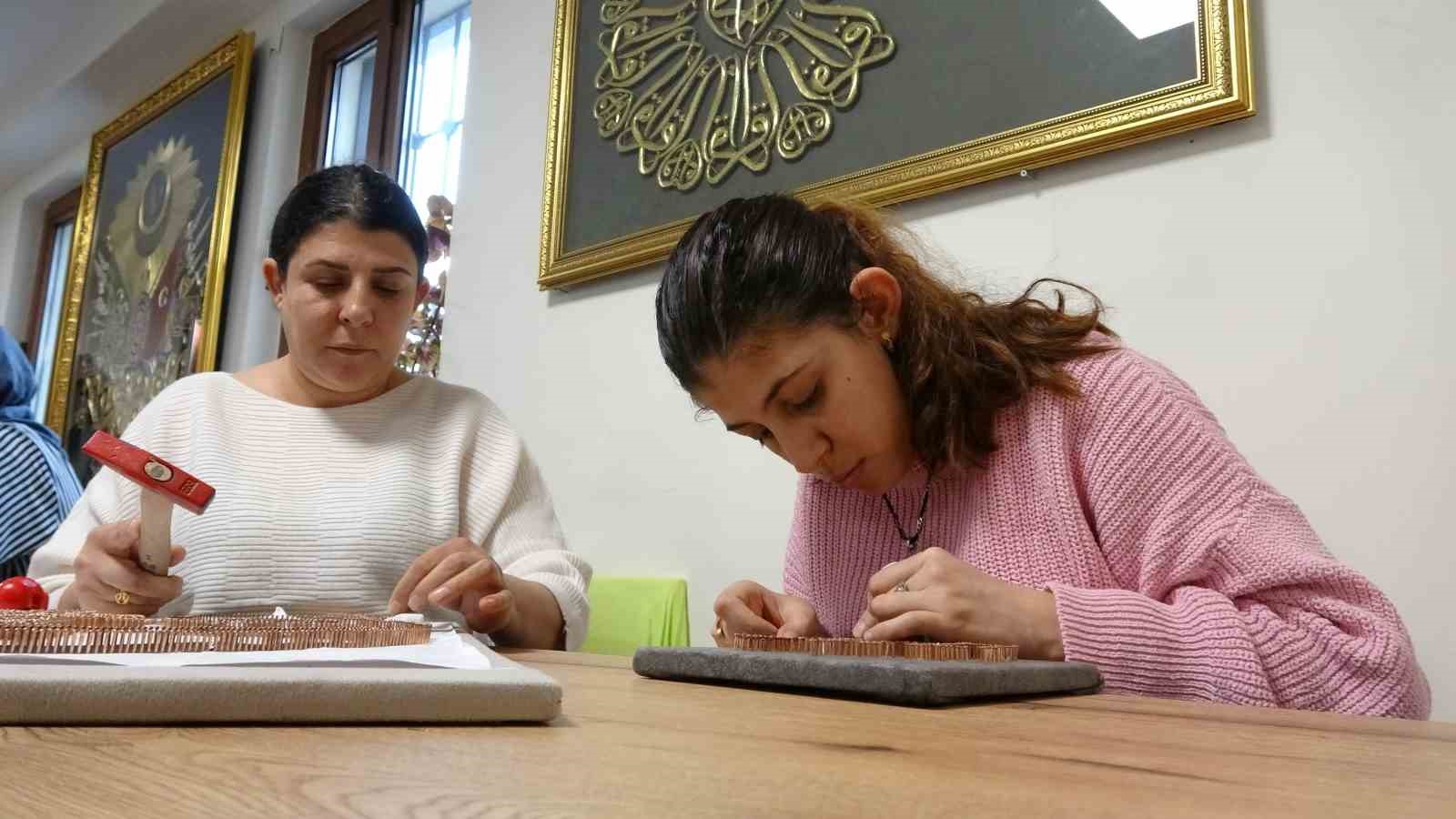 Zihinsel engelli Beyza filografi sanatıyla hayata tutunuyor
Zihinsel engelli Beyza filografi sanatıyla hayata tutunuyor