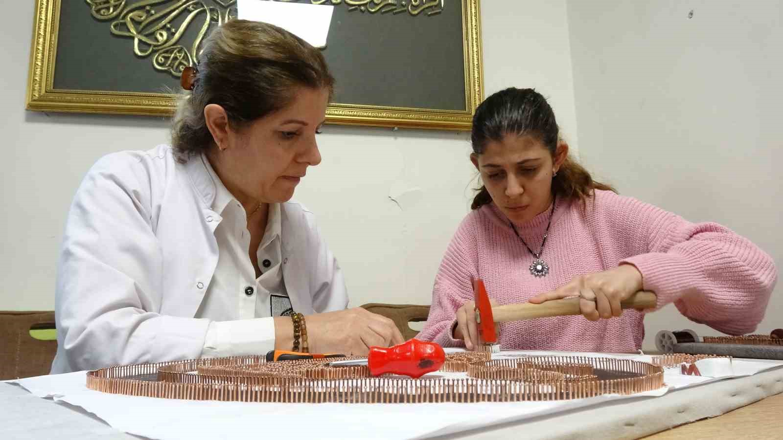 Zihinsel engelli Beyza filografi sanatıyla hayata tutunuyor
Zihinsel engelli Beyza filografi sanatıyla hayata tutunuyor