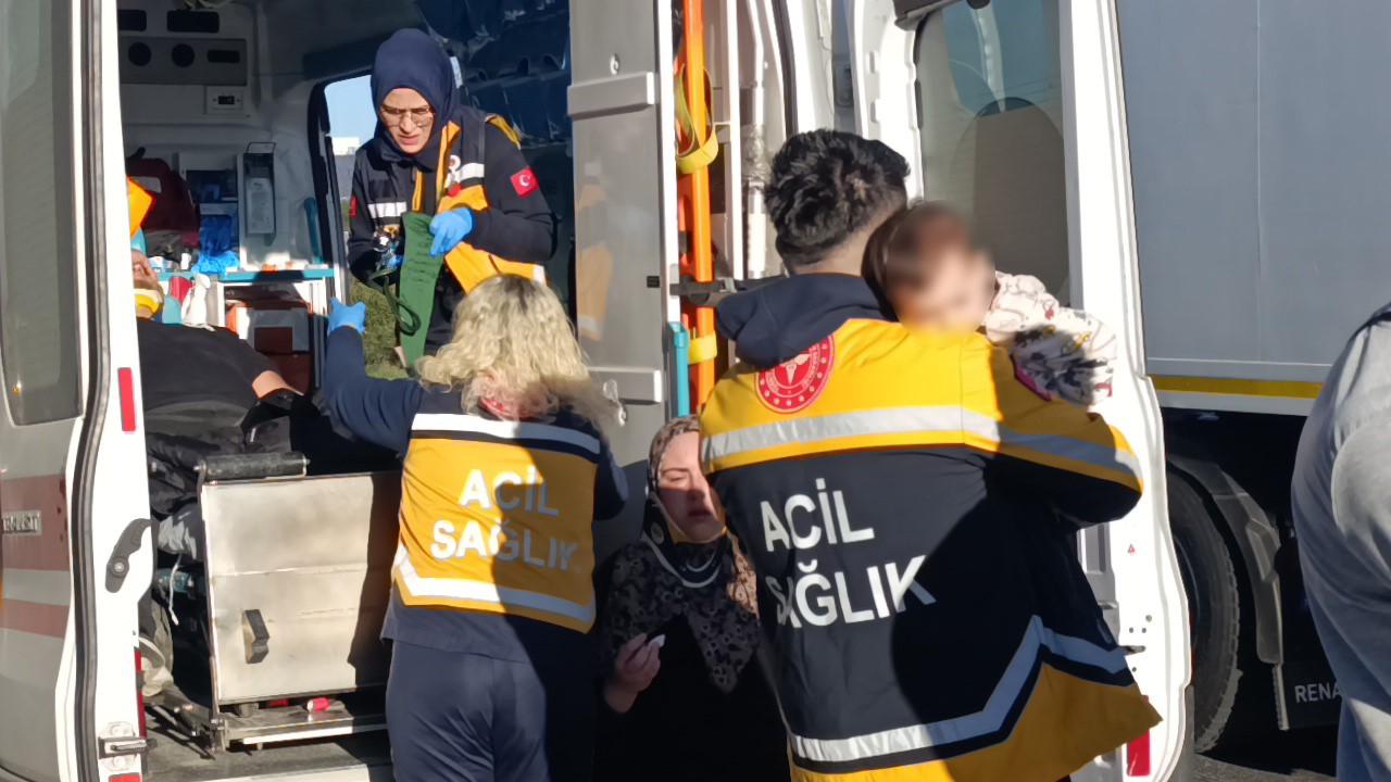 Zincirleme kazada annesi yaralanan bebek 112 görevlisinin kucağında annesini bekledi
