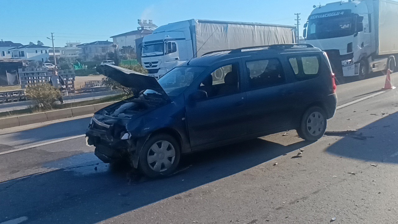 Zincirleme kazada annesi yaralanan bebek 112 görevlisinin kucağında annesini bekledi

