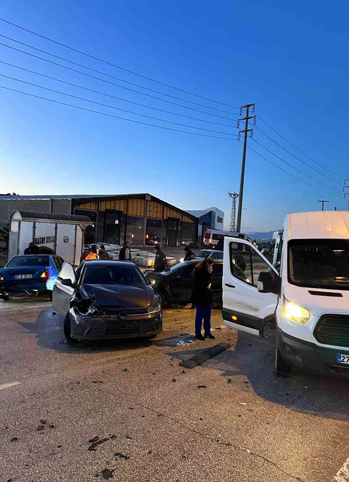 Zincirleme kazada durağa dalan otomobilden kaçarak kurtuldular: O anlar kamerada

