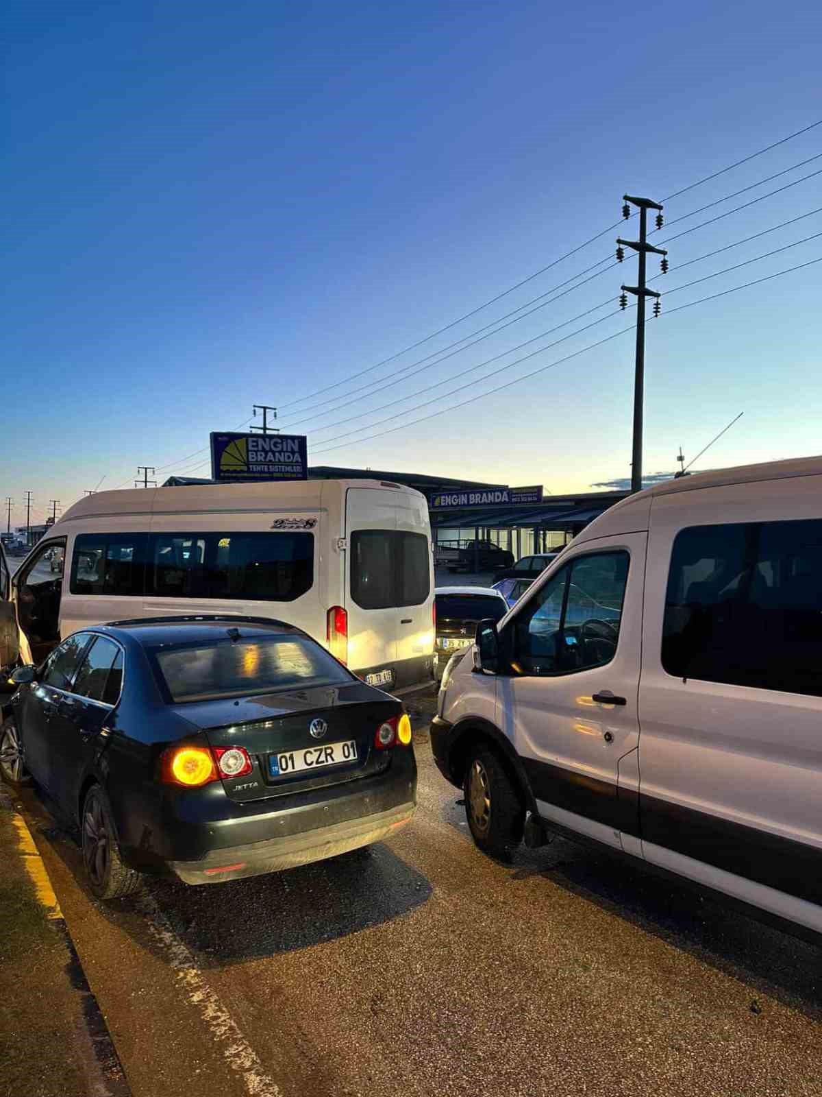 Zincirleme kazada durağa dalan otomobilden kaçarak kurtuldular: O anlar kamerada
