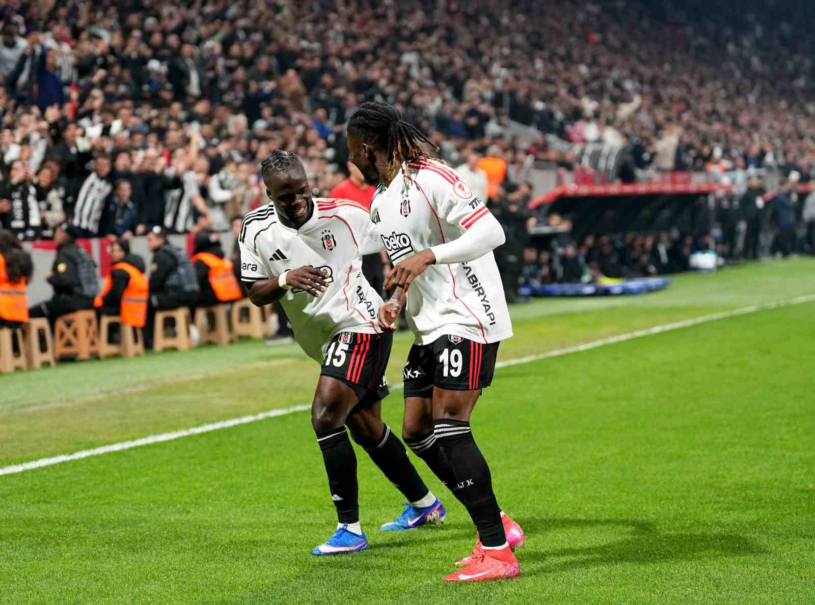 Ziraat Türkiye Kupası: Beşiktaş: 1 - Corendon Alanyaspor: 0 (İlk yarı)
