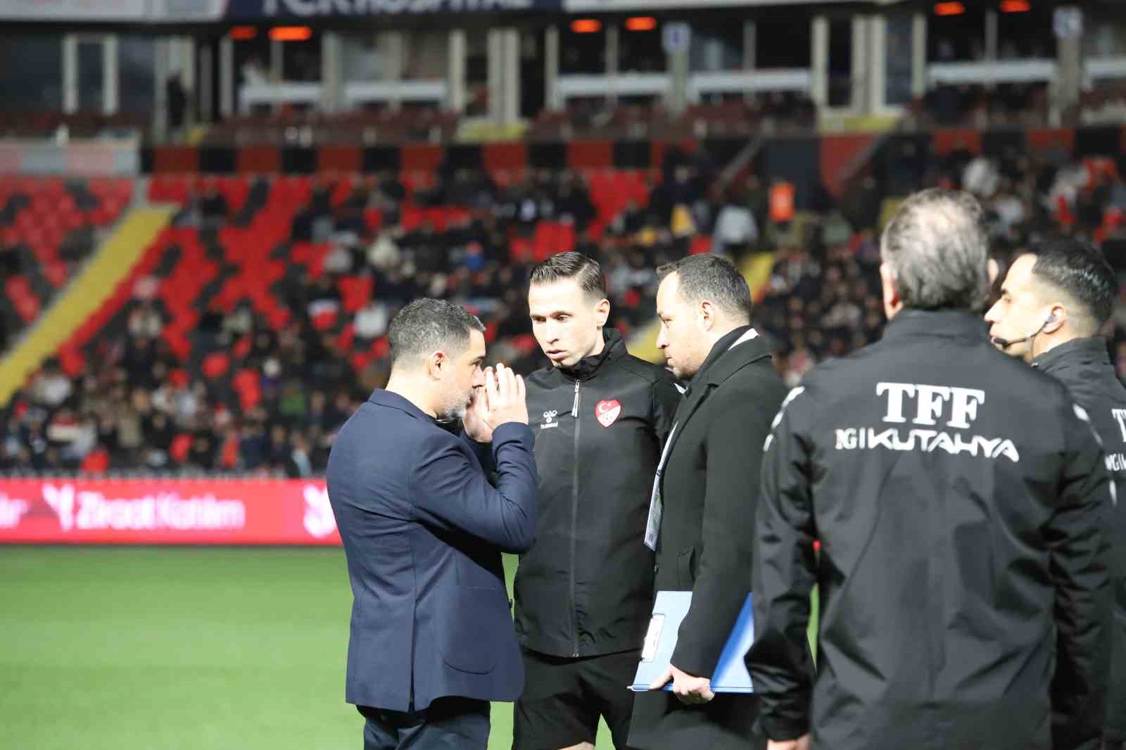 Ziraat Türkiye Kupası C Grubu’nda oynanacak olan Gaziantep FK - Fenerbahçe maçı stadın ışıklandırma sistemindeki arıza nedeniyle başlamadı.
