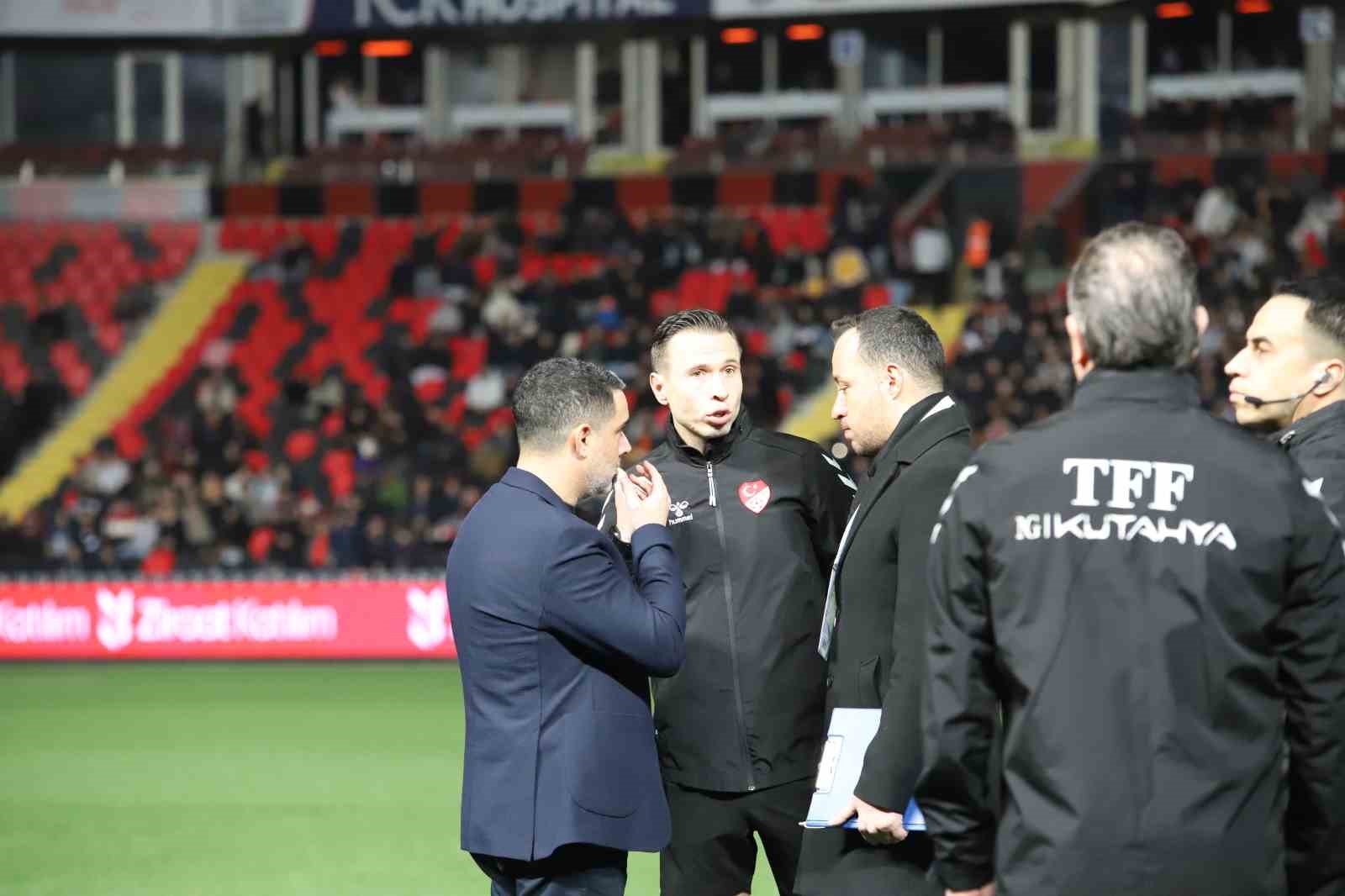 Ziraat Türkiye Kupası C Grubu’nda oynanacak olan Gaziantep FK - Fenerbahçe maçı stadın ışıklandırma sistemindeki arıza nedeniyle başlamadı.
