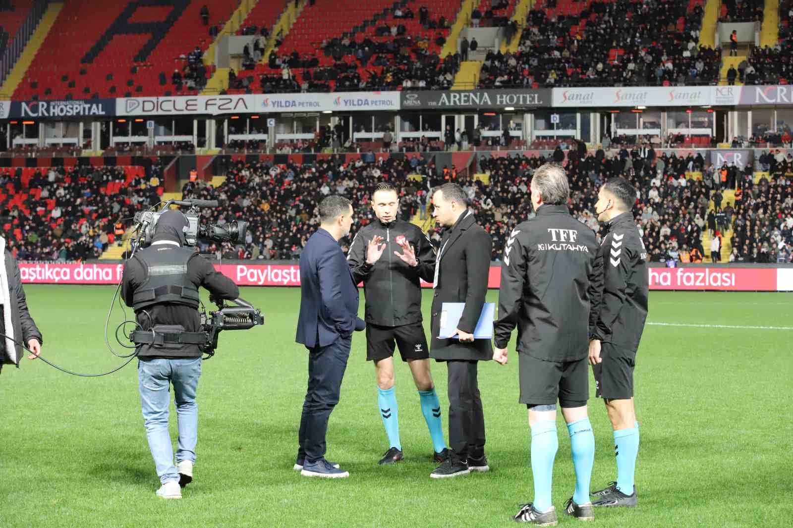 Ziraat Türkiye Kupası C Grubu’nda oynanacak olan Gaziantep FK - Fenerbahçe maçı stadın ışıklandırma sistemindeki arıza nedeniyle başlamadı.
