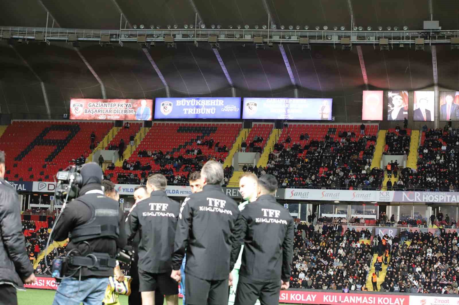 Ziraat Türkiye Kupası C Grubu’nda oynanacak olan Gaziantep FK - Fenerbahçe maçı stadın ışıklandırma sistemindeki arıza nedeniyle başlamadı.
