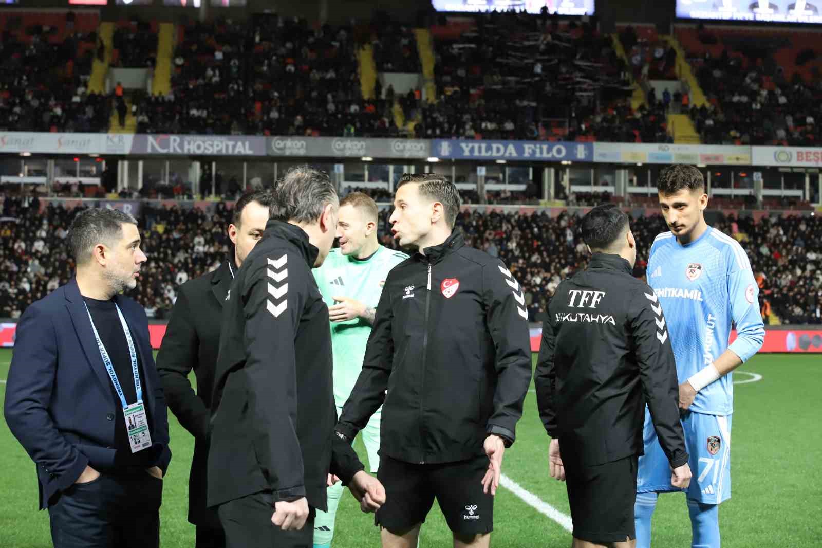 Ziraat Türkiye Kupası C Grubu’nda oynanacak olan Gaziantep FK - Fenerbahçe maçı stadın ışıklandırma sistemindeki arıza nedeniyle başlamadı.
