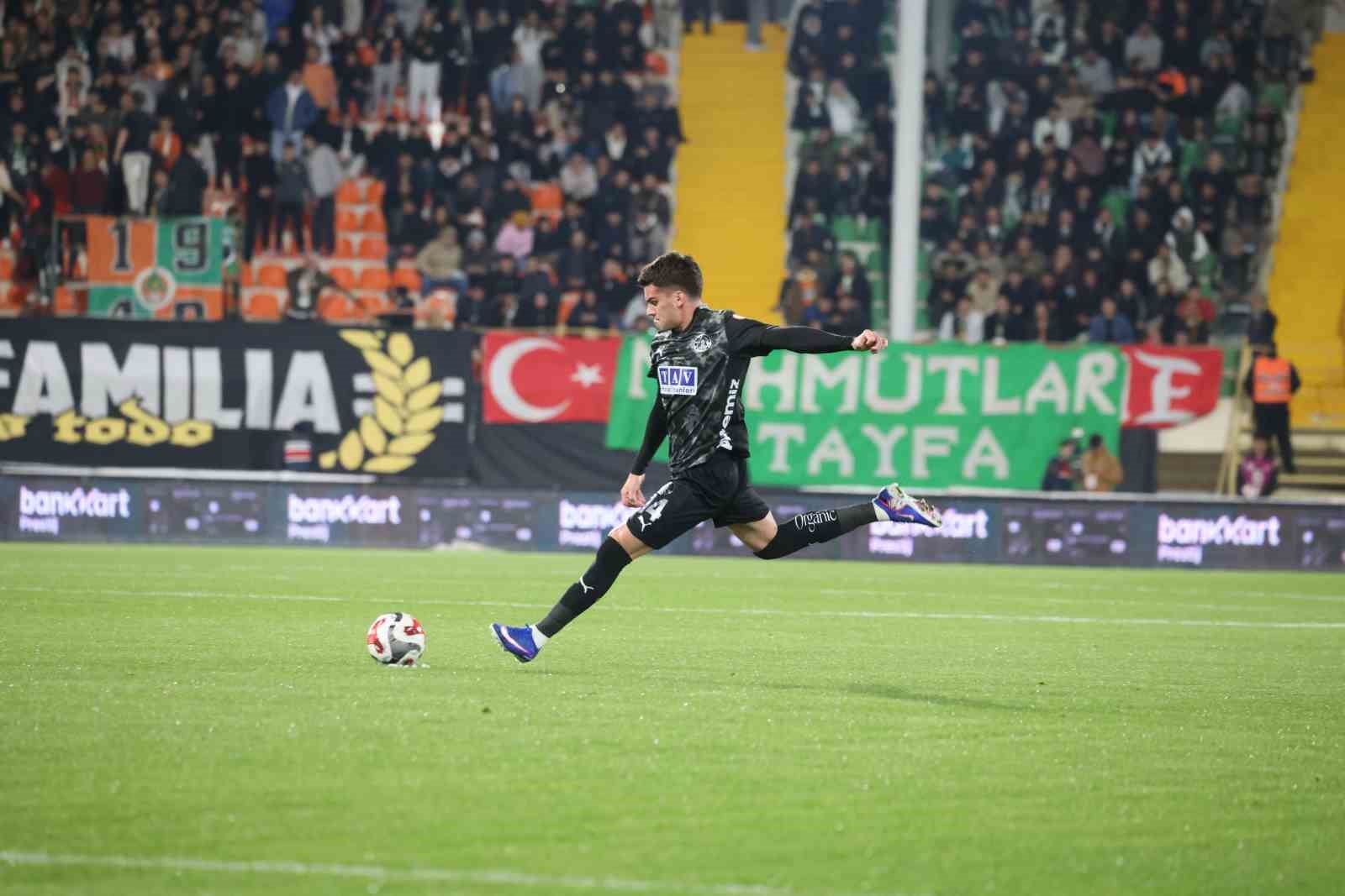 Ziraat Türkiye Kupası: Corendon Alanyaspor: 0 - Galatasaray: 2 (İlk yarı)
