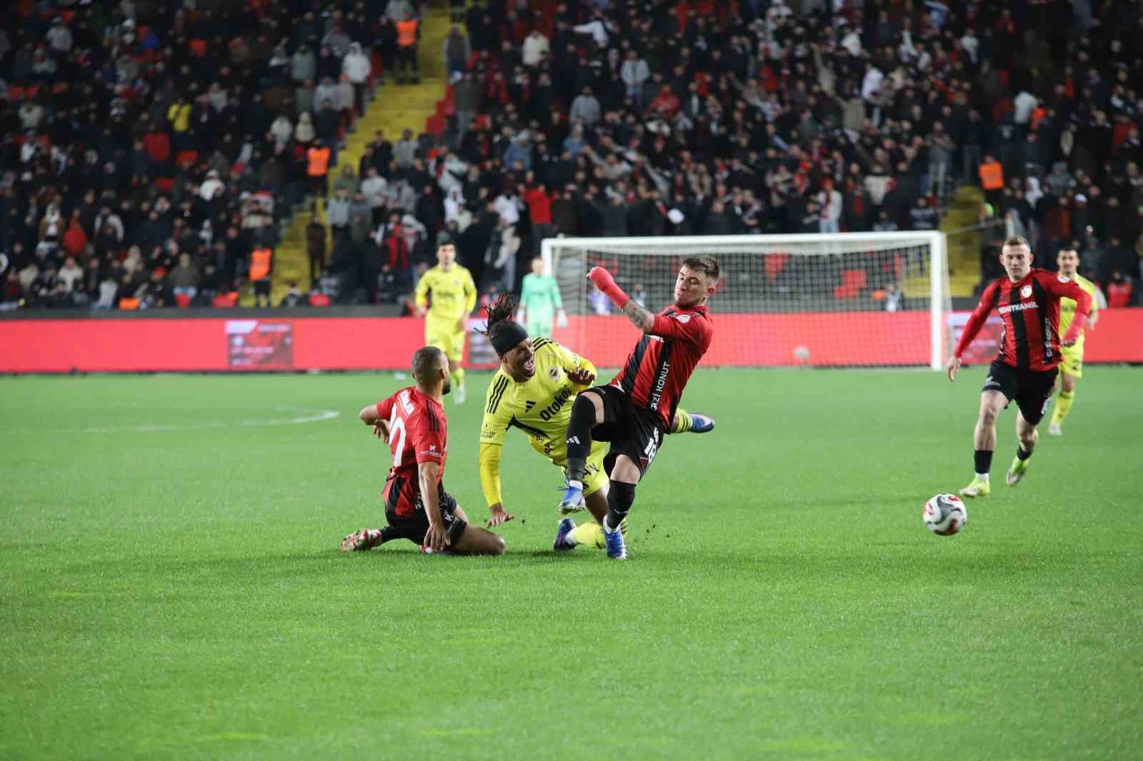 Ziraat Türkiye Kupası: Gaziantep FK: 0 - Fenerbahçe: 0 (Maç devam ediyor)
