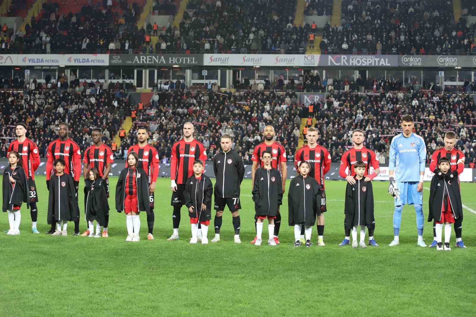Ziraat Türkiye Kupası: Gaziantep FK: 0 - Fenerbahçe: 0 (Maç devam ediyor)
