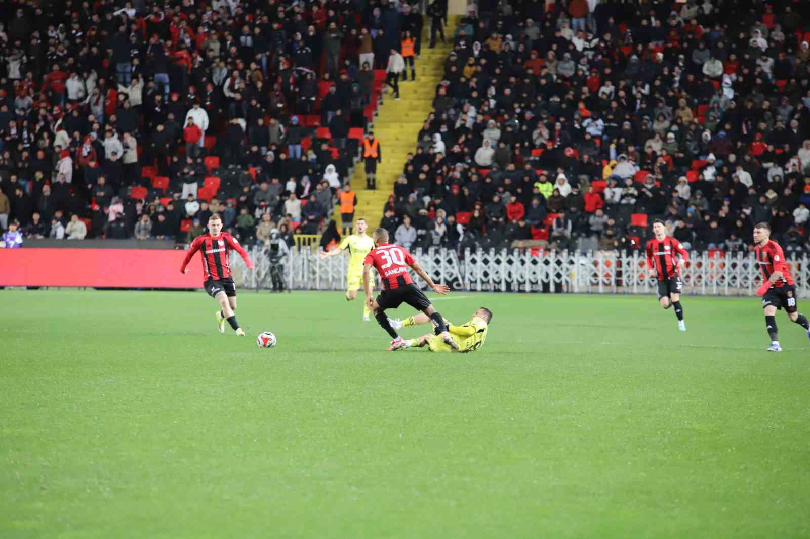 Ziraat Türkiye Kupası: Gaziantep FK: 0 - Fenerbahçe: 0 (Maç devam ediyor)
