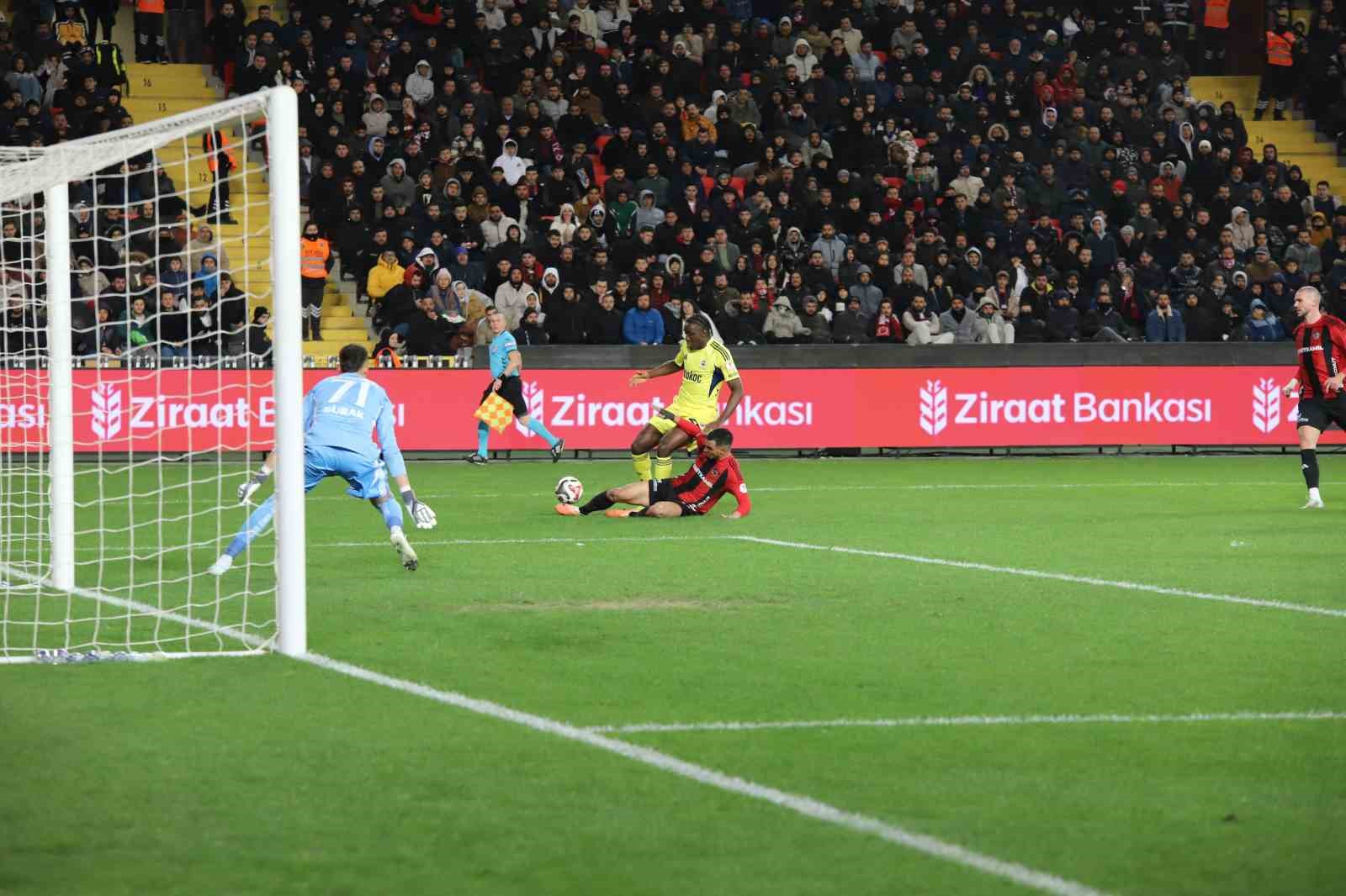 Ziraat Türkiye Kupası: Gaziantep FK: 0 - Fenerbahçe: 1 (İlk yarı)
