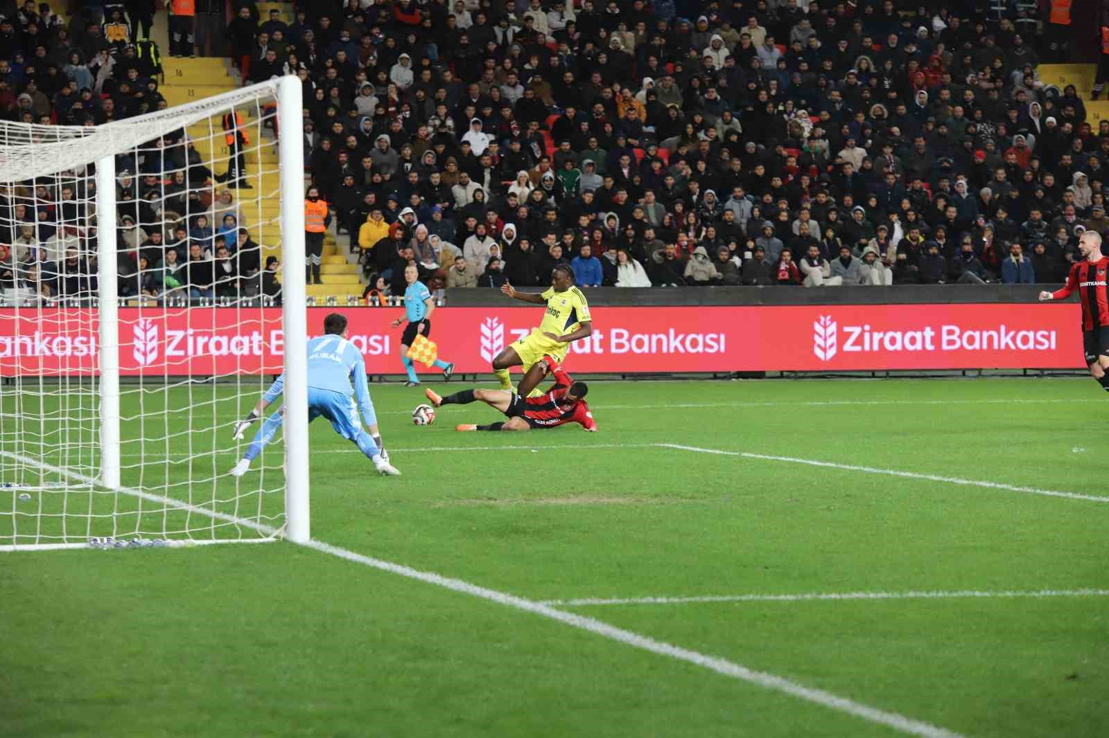 Ziraat Türkiye Kupası: Gaziantep FK: 0 - Fenerbahçe: 1 (İlk yarı)
