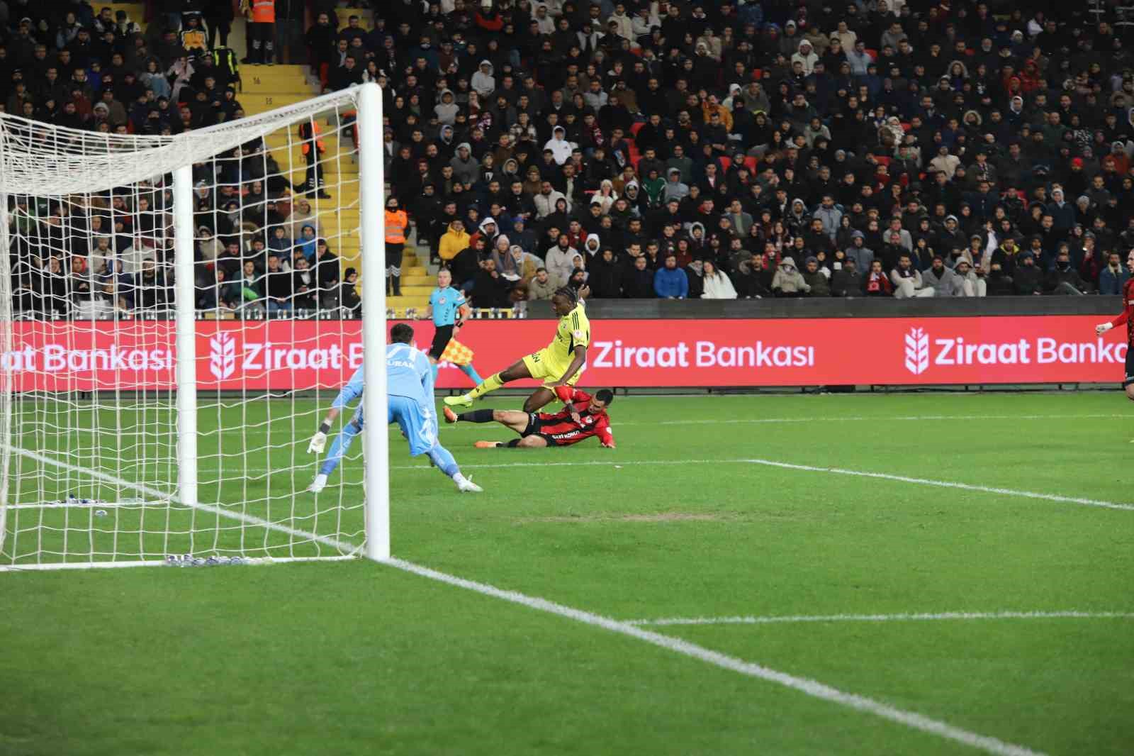Ziraat Türkiye Kupası: Gaziantep FK: 0 - Fenerbahçe: 1 (İlk yarı)
