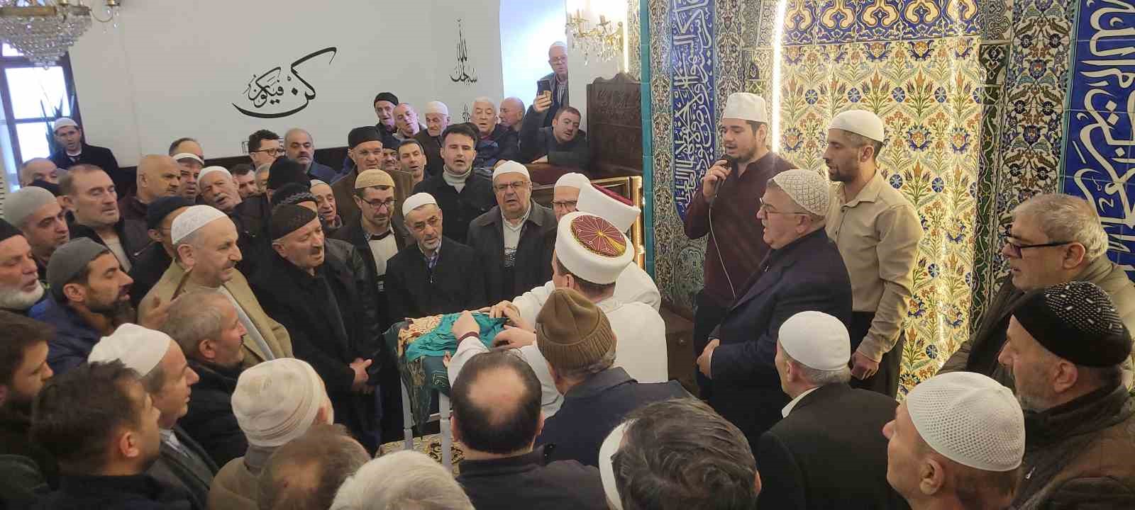 Ziyarete açılan Sakal-ı Şerif’i görmek isteyen vatandaşlar camiye akın etti
