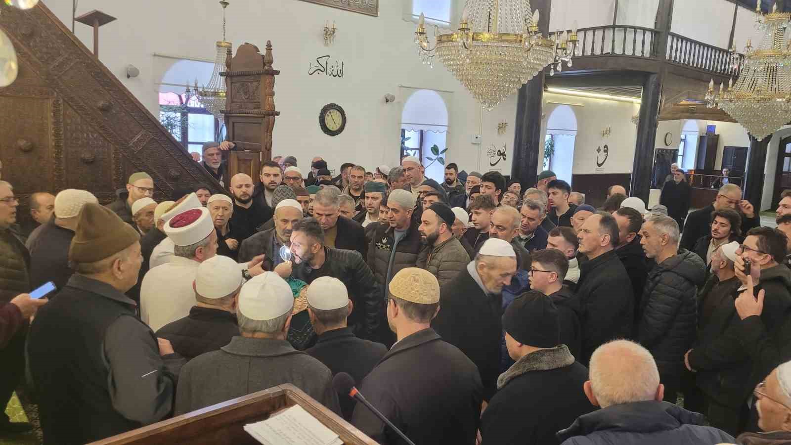 Ziyarete açılan Sakal-ı Şerif’i görmek isteyen vatandaşlar camiye akın etti
