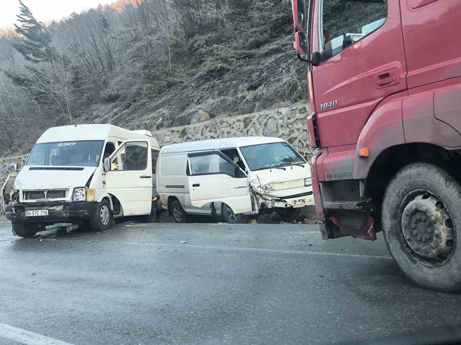 Zonguldak-Ankara yolunda buzlanma nedeniyle üç ayrı kaza: 10 yaralı
