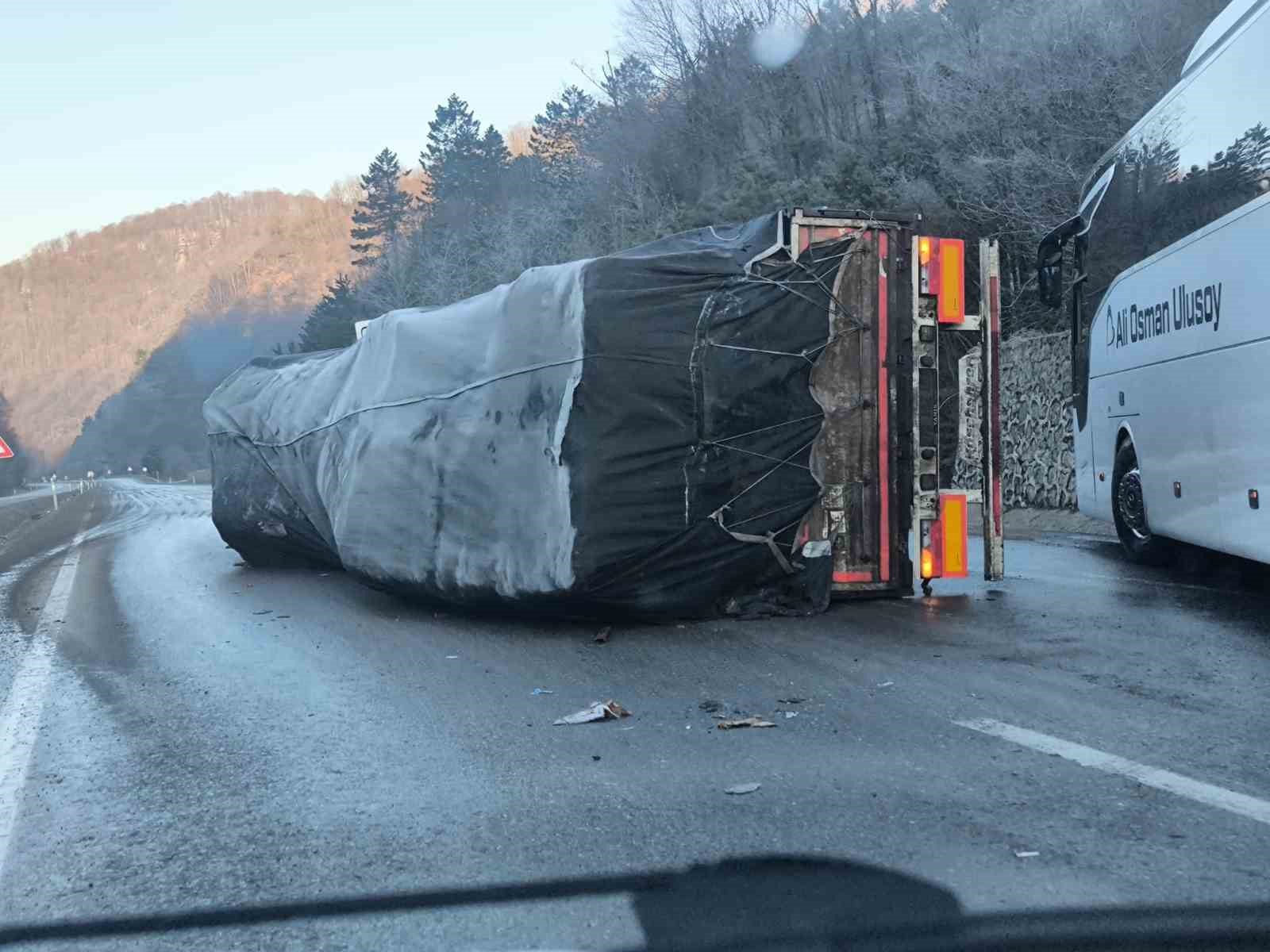 Zonguldak-Ankara yolunda buzlanma nedeniyle üç ayrı kaza: 10 yaralı
